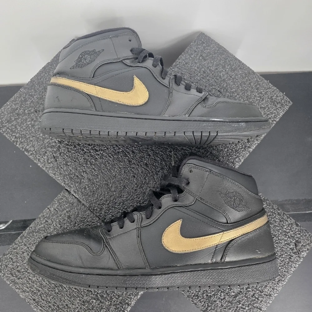 Nike Air Jordan 1 Mid Triple Black Gold 554724-010 Men's Size 12 Shoe 2013 Retro